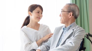 高齢者は生活保護が受けられる?申請条件や金額について解説